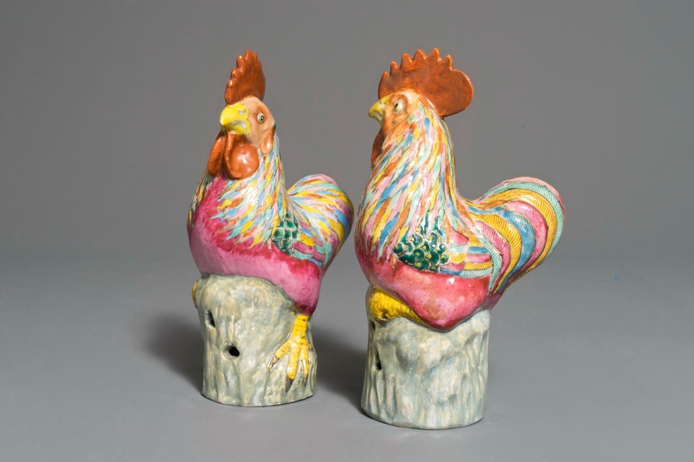 A pair of Chinese famille rose roosters, 18/19th C.